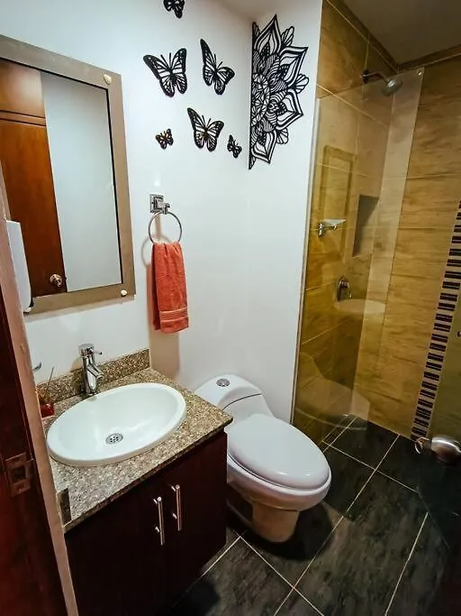 Lindo Apartamento Con Patio Privado. Medellín
